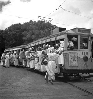 O Afoxé Filhos de Gandhy, no carnaval de 1950, tomando Bonde da Linha dos 15 Mistérios. Foto de Pierre Fatumbi Verger.