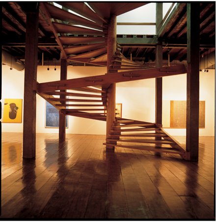 Museu de Arte Moderna da Bahia: escada que leva da Avant-Gard ao Pós-Axezismo